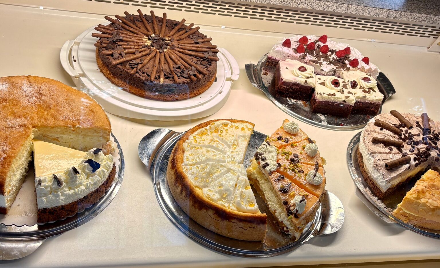 Hausgemachte Torten und Kuchen in der Vitrine des Café am Kirchplatz