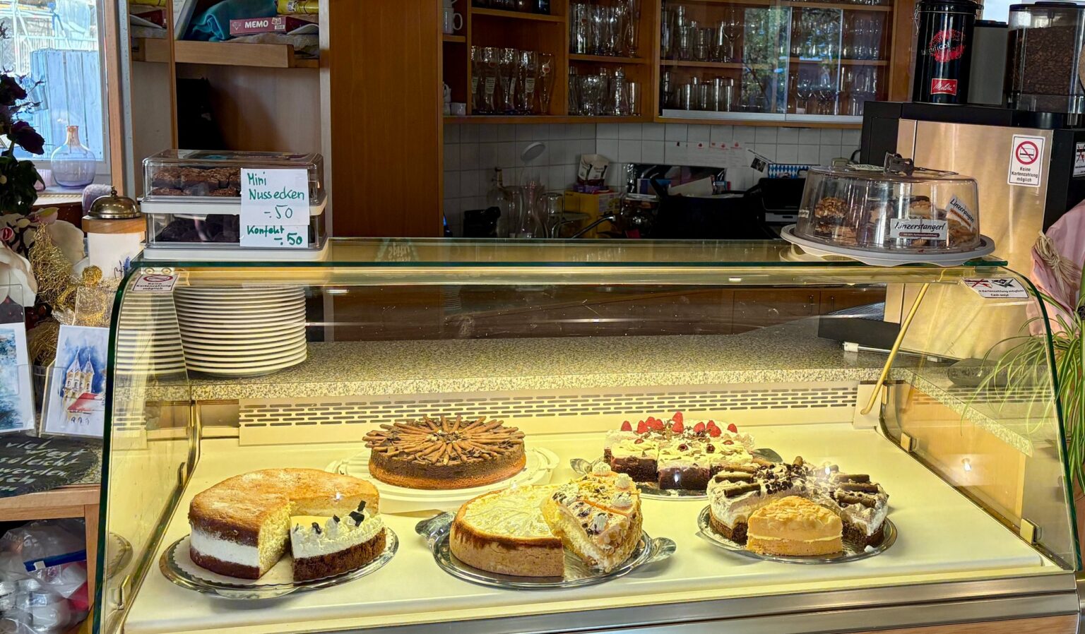 Kuchentheke im Café am Kirchplatz mit Torten in der Glasvitrine